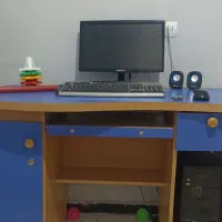 کامپیوتر با میز