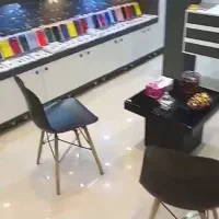 میز به همراه دو تا صندلی