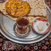 به یک نفر وردست سنگگ پزی سنتی و یک نفر فطیر پز