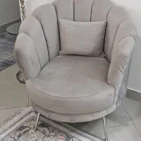 مبل راحتی ۵ نفره همراه با یک پاف دو نفره