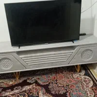 یک تلویزیون و میز دو ماه کار کرده