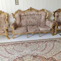 مبل سلطنتی نیازبه تعمیر