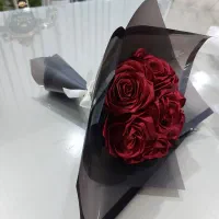 دسته گل زرشکی با کاغذ مشکی