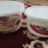 تعدادی سطل خرما و دبه ماست تمیز و کاملاً سالم