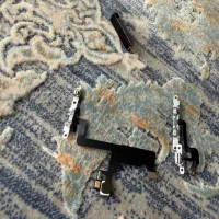 تعدادی قطعات ایفون ۶g از روی گوشی باز شده