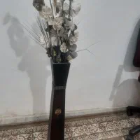 گلدان چوبی همراه با شاخه های گل