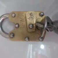 قفل عتیقه و کاملا برنجی و سنگین