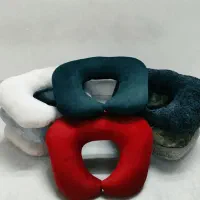 بالش گردنی|رختخواب، بالش، پتو|قم, طلاب غیر ایرانی|دیوار