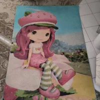فرش اتاق کودک و لوستر و ساعت
