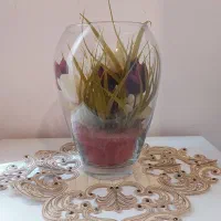 گل و گلدان شیشه ای و دیوارکوب