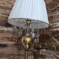 آباژور ایستاده