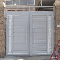 رنگ امیزی درب وپنجره وساختمان