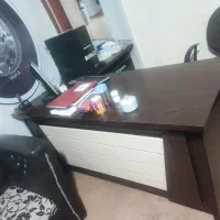 یک عدد میز  بسیار تمیز. با کناری میز با کشو