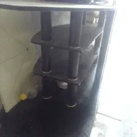 یک عدد میز تلویزیون و یک درب اتاق خواب