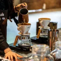 خانمی علاقه مند به کار در کافی شاپ و رستوران