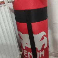 کسیه بوکس ،دستکش و یه جفت دمبل