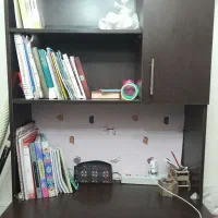 میز‌تحریر کتابخانه دار همراه با صندلی چرخدار