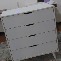 تعدادی میز تحریر