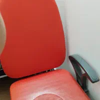 یک میز اصلاح سالم هست فقط پشتش یکم پارگی داره