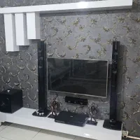 میز تلویزیون و دکور بالاسرش و ۵ تا هالوژن