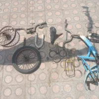 یک عدد دوچرخه و تعدادی وسایل
