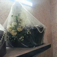 سبد حصیری تزیین شده.