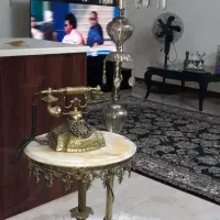 میز برنزی و تلفن .آباژور ایستاده