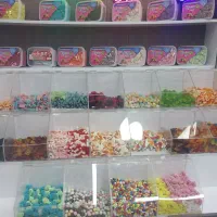 فروشنده غرفه پاستیل