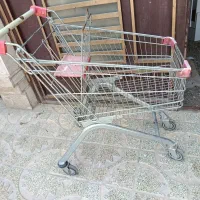 سبد چرخ در فروشگاهی