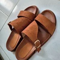 یک جفت صندل نو