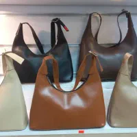 فروشنده فروشگاه پوشاک