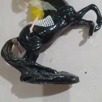 اسب گچی باعروسک