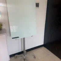 تخت وایت برد شیشه ای با پایه