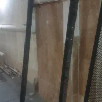 رک بدنسازی و دو صفحه فلزی نصب دکور