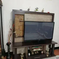 میز ال ای دی و ساعت ایستاده
