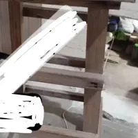 چهارپایه چوبی سالم بدون هیچ مشکلی