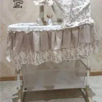 تخت گهواره کنار مادر نوزاد