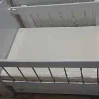 تخت کنار مادر نو