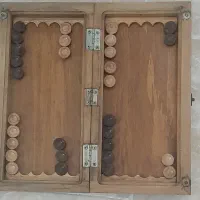 تخته‌نرد قدیمی با چوب گردو