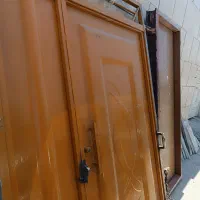 درب حیاط   درب. قدیمی چوبی.و روشویی