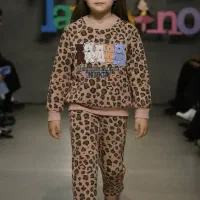 فروش پوشاک زنانه و بچگانه