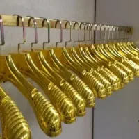 تعدادی چوب کار .رگال. لباس و کله مانکن و مانکن