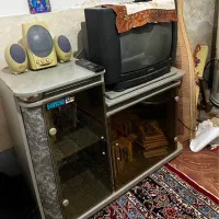 تلوزیون به همراه میزش