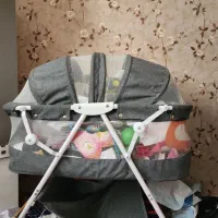 گهواره و تخت کنار مادر