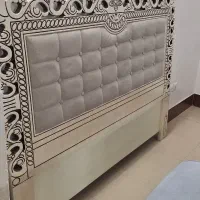 تخت دو نفره همراه تشک و پاتختی