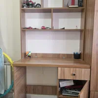 میز تحریر و کامپیوتر  کتابخانه دار