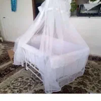 تخت گهواره ای کنار مادر