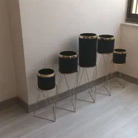 استند فلزی طلایی رنگ با گلدان