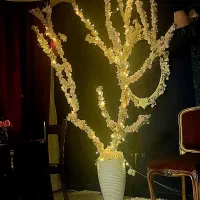 گلدان درختچه با گل مصنوعی و نور مناسب دکور ویترین