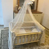 تخت کنار مادر گهواره ایی